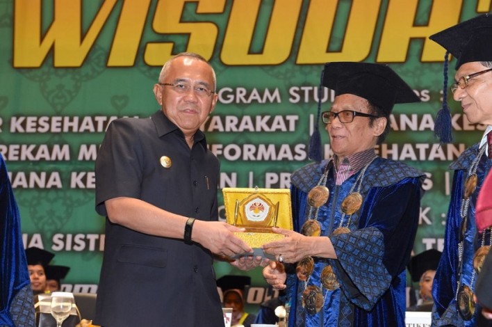 Gubernur Riau saat menghadiri Wisuda STIKes-STMIK Hang Tuah Pekanbaru, di Hotel Co-Ex Pekanbaru
